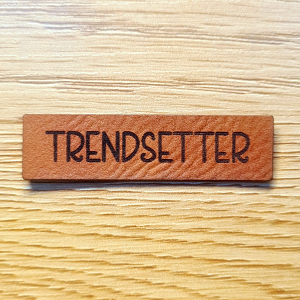 „Trendsetter“ Nählabel 5×1,3 cm – vegan, handmade, Schnuckidu® Kunstleder Braun