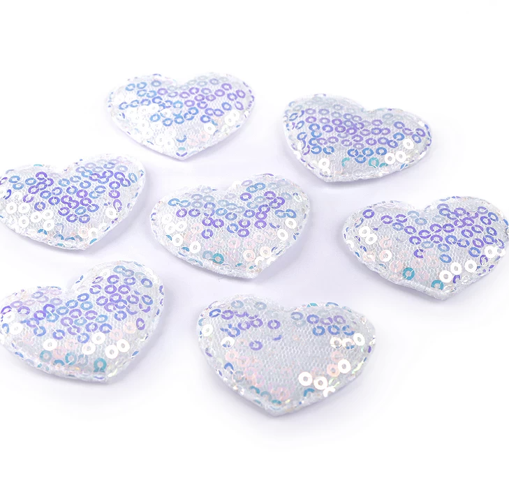 Weich gestopfte Herz-Applikation in Menthol mit funkelnden AB-Pailletten, 35 x 40 mm, konvexe Vorderseite, ideal zum Aufnähen auf Kleidung, Accessoires und Schultüten.