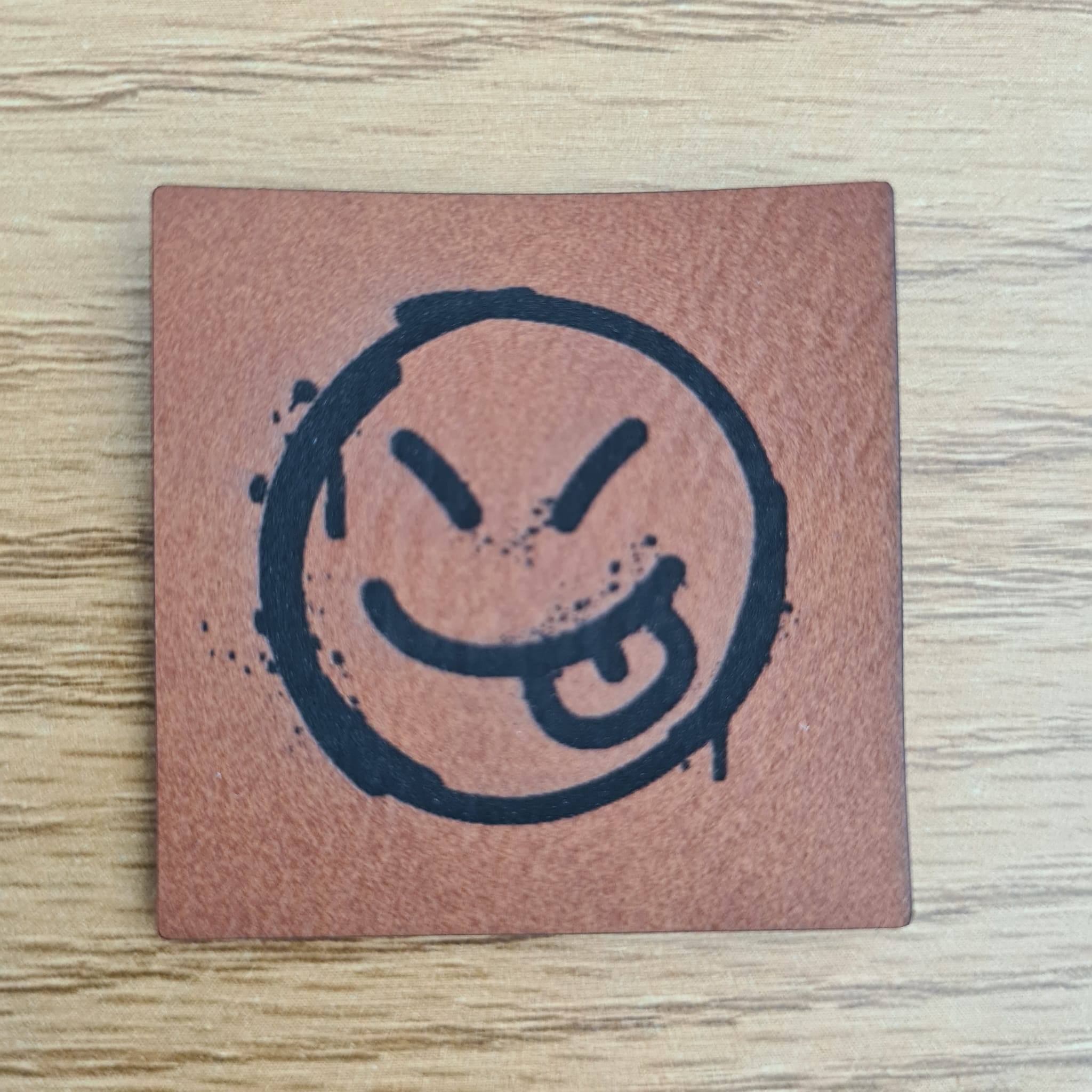 „Smiley“ Nählabel 4×4 cm – vegan, handmade, Schnuckidu® Kunstleder Braun
