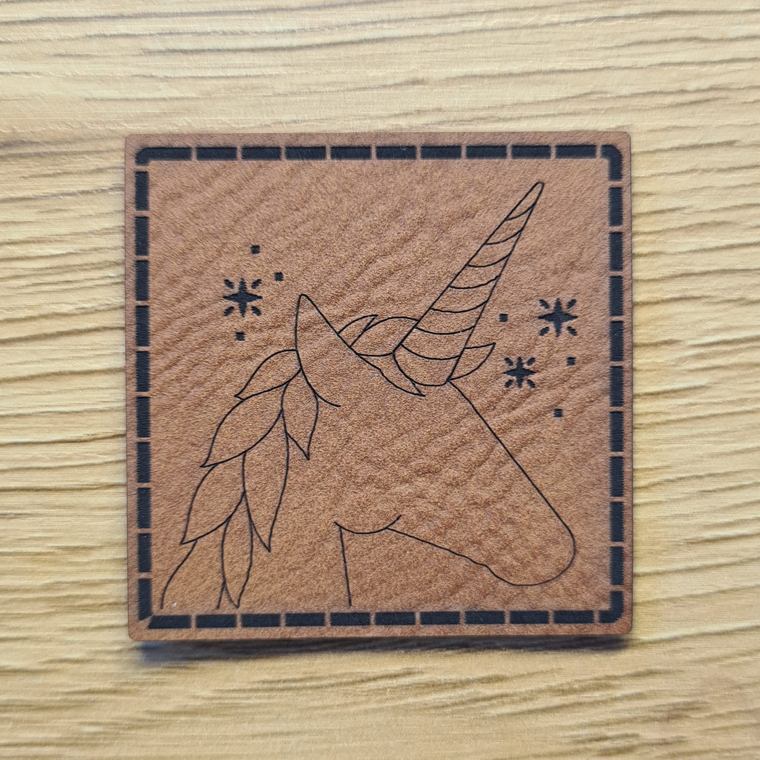 Quadratisches braunes Kunstleder-Label mit Einhorn-Motiv, 4 x 4 cm, veganes Nählabel für Kinderkleidung und Fantasy-Fans, laser-graviert bei Schnuckidu.