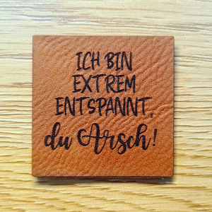 „Ich bin extrem entspannt du Arsch“ Nählabel 4×4 cm – vegan, handmade, Schnuckidu® Kunstleder Braun 