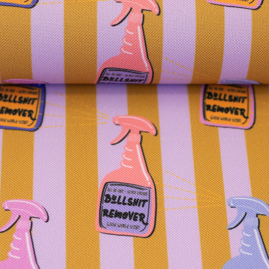 Oxfordgewebe Polyester Webware Bullshit Remover ocker lila von Cherry Picking – Wasserabweisender Outdoor- und Taschenstoff mit Sprühflaschen-Motiv.