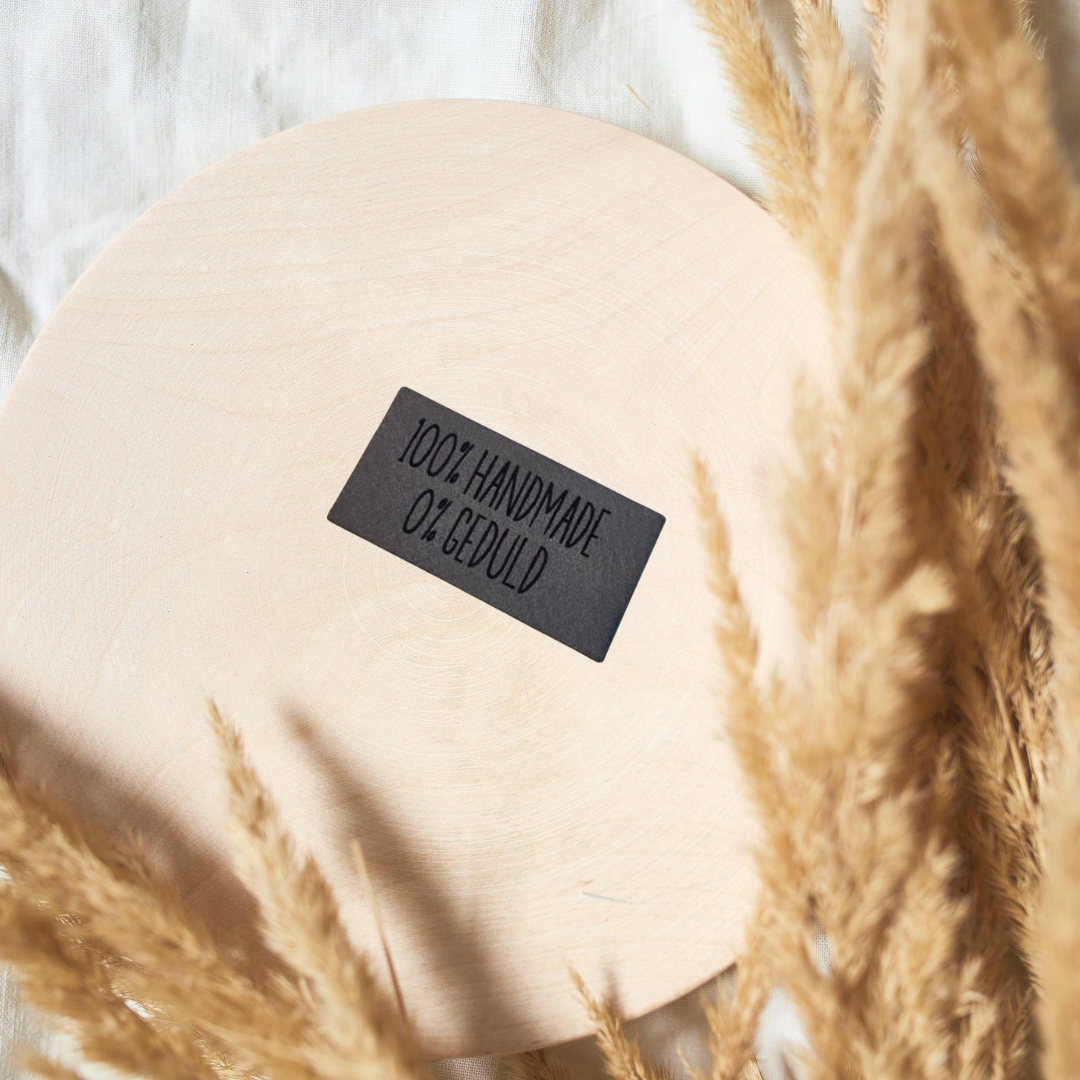 Graues Kunstleder-Label „Handmade & Geduld“, 4 x 2 cm, ehrliches Patch für Nähen, vegan, laser-graviert bei Schnuckidu.