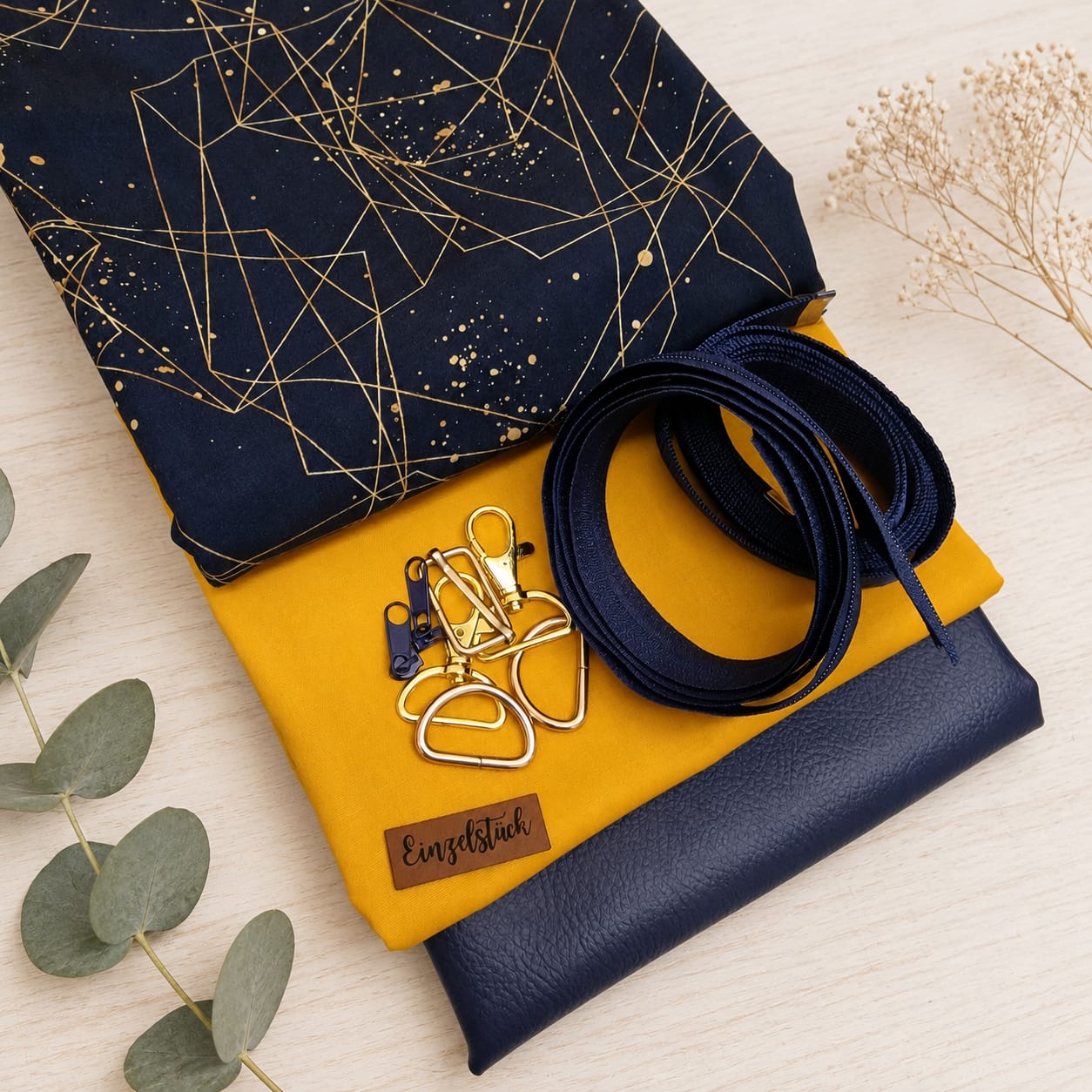 Schnuckidu Stoffpaket Taschenpaket Graphic Strokes mit geometrischem Softshell in Dunkelblau und Gold, Uni Webware in Ocker, dunkelblauem Kunstleder, goldenem Zubehör und Kunstlederlabel Einzelstück.