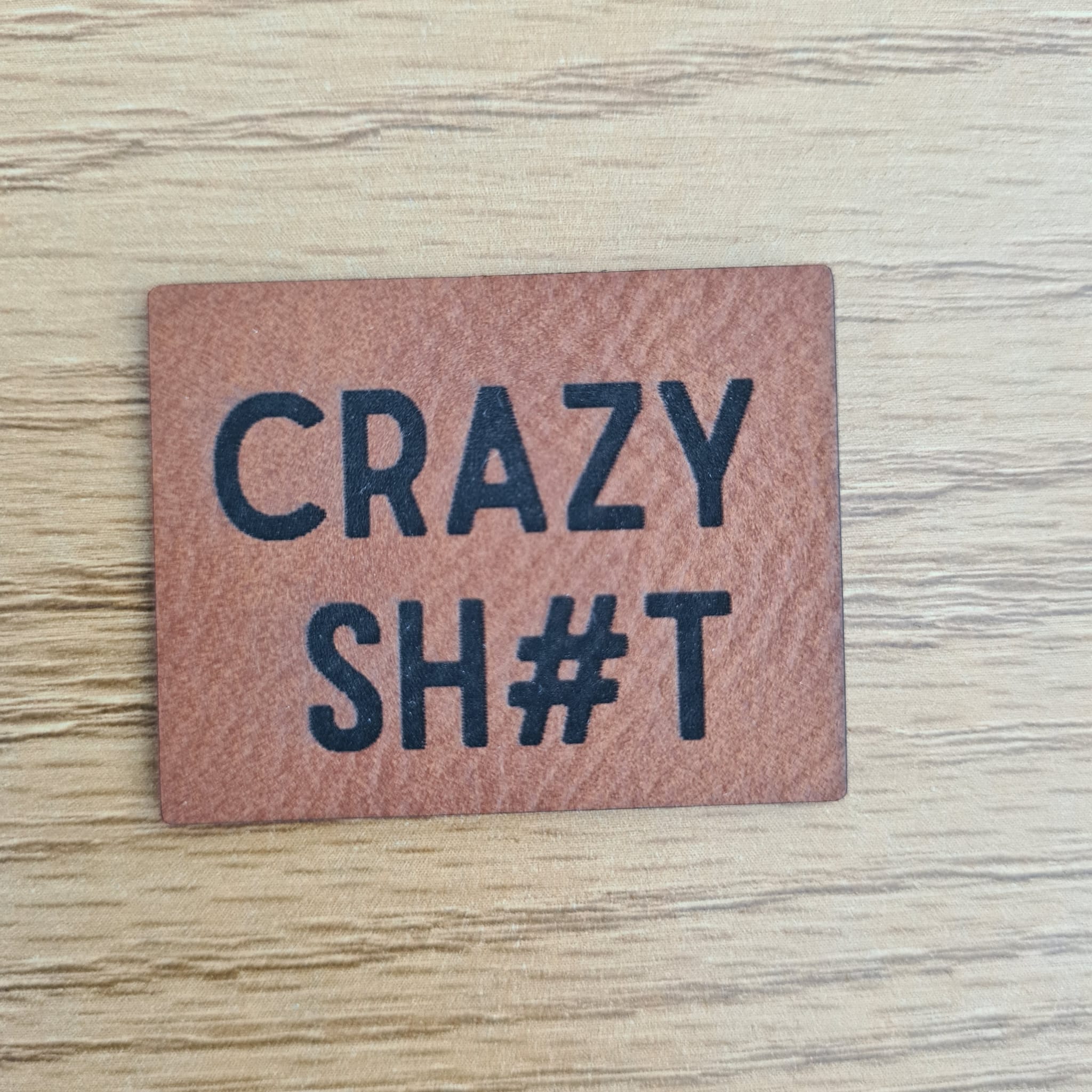 „Crazy Sh#t“ Nählabel ca. 4x3 cm – vegan, handmade, Schnuckidu® Kunstleder Braun