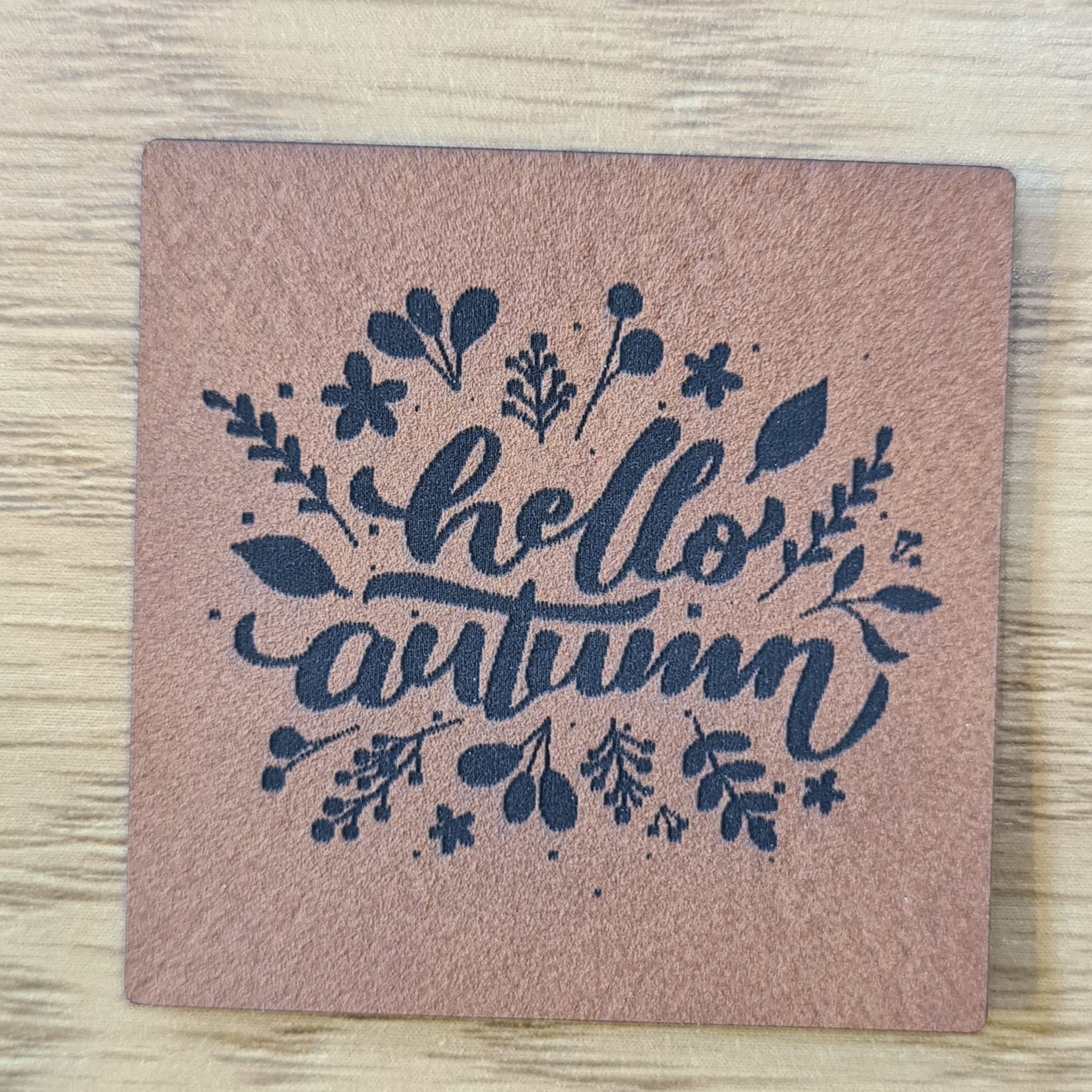 „Hello Autumn“ Nählabel 4×4 cm – vegan, handmade, Schnuckidu® Kunstleder Braun