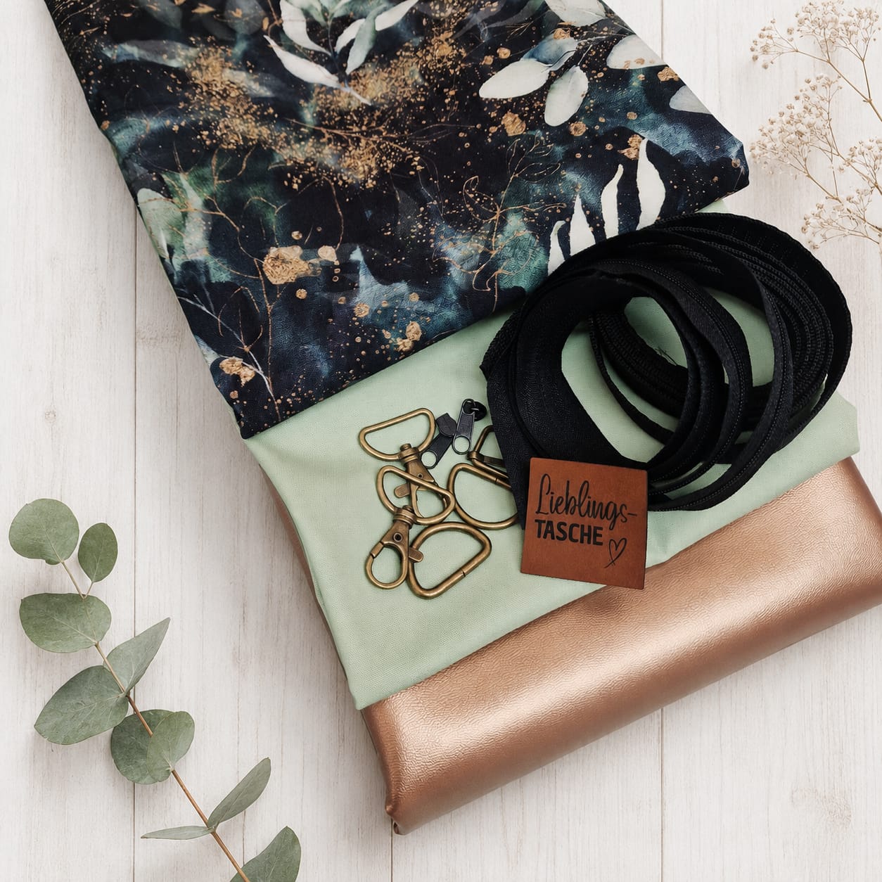 Schnuckidu Stoffpaket und Taschenset Golden Leaves mit gemusterter Webware, mintgrünem Kombistoff, goldenem Kunstleder, schwarzem Gurtband, Altmessing-Zubehör und Kunstlederlabel Lieblingstasche.