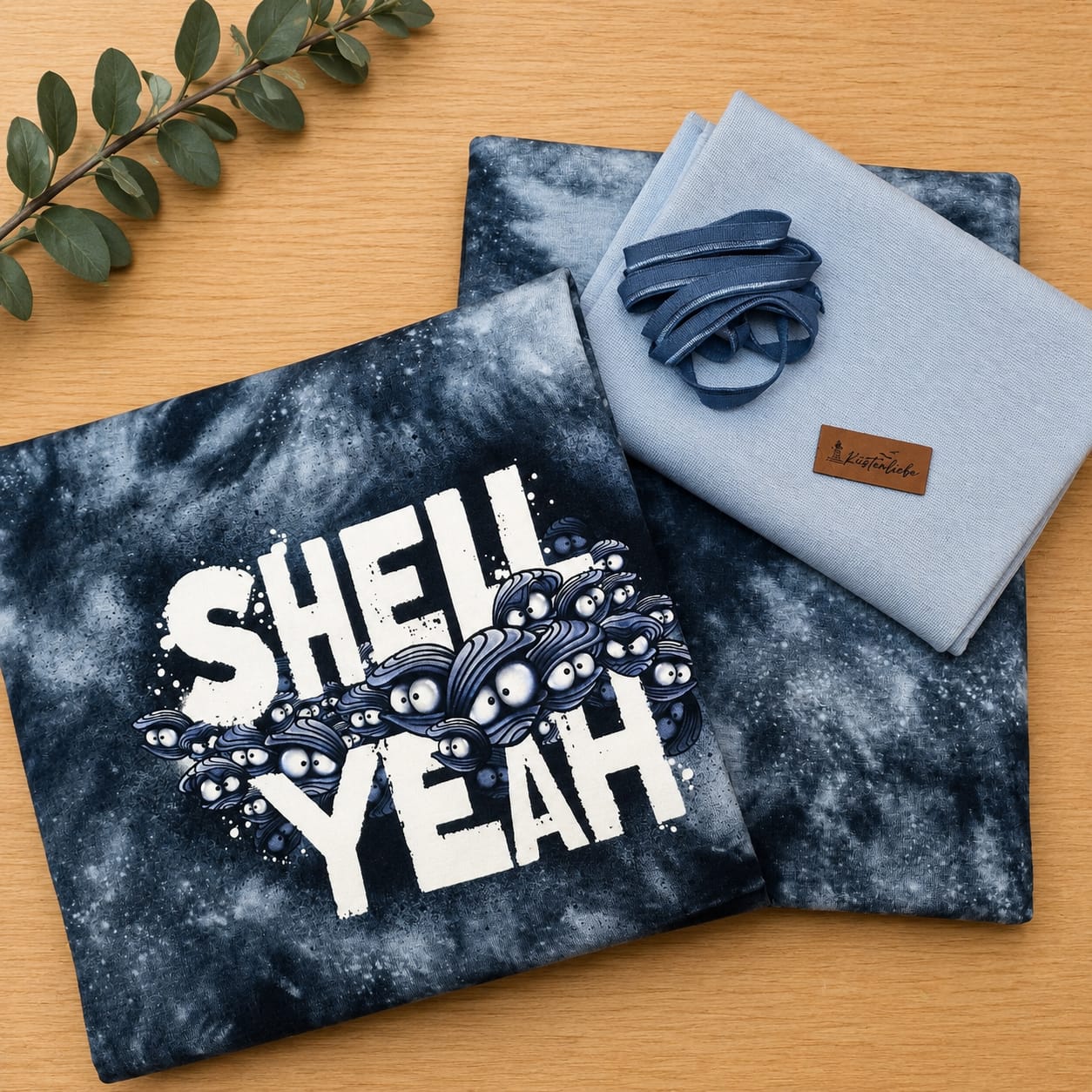 Limitierte Näh-Box Stoffpaket Mussel Mo SHELL YEAH von Thorsten Berger mit Jersey Panel, dunklem Kombistoff, hellblauem Bündchen, blauem Zierband und Küstenliebe Label