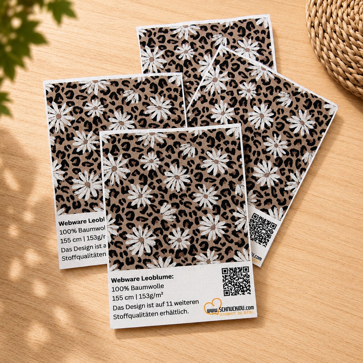 Stoffprobe Webware Schnuckidu Eigendesigns – ca. 10 x 15 cm großes Stoffmuster aus 100% Baumwolle mit Leoblumen-Motiv und QR-Code.